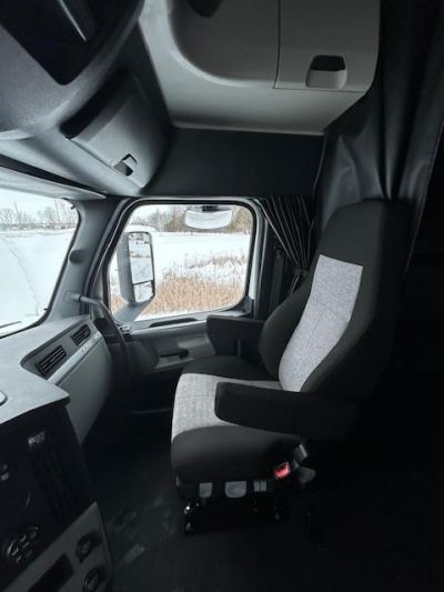 USED 2022 FREIGHTLINER CASCADIA 126 SLEEPER TRUCK #$vid