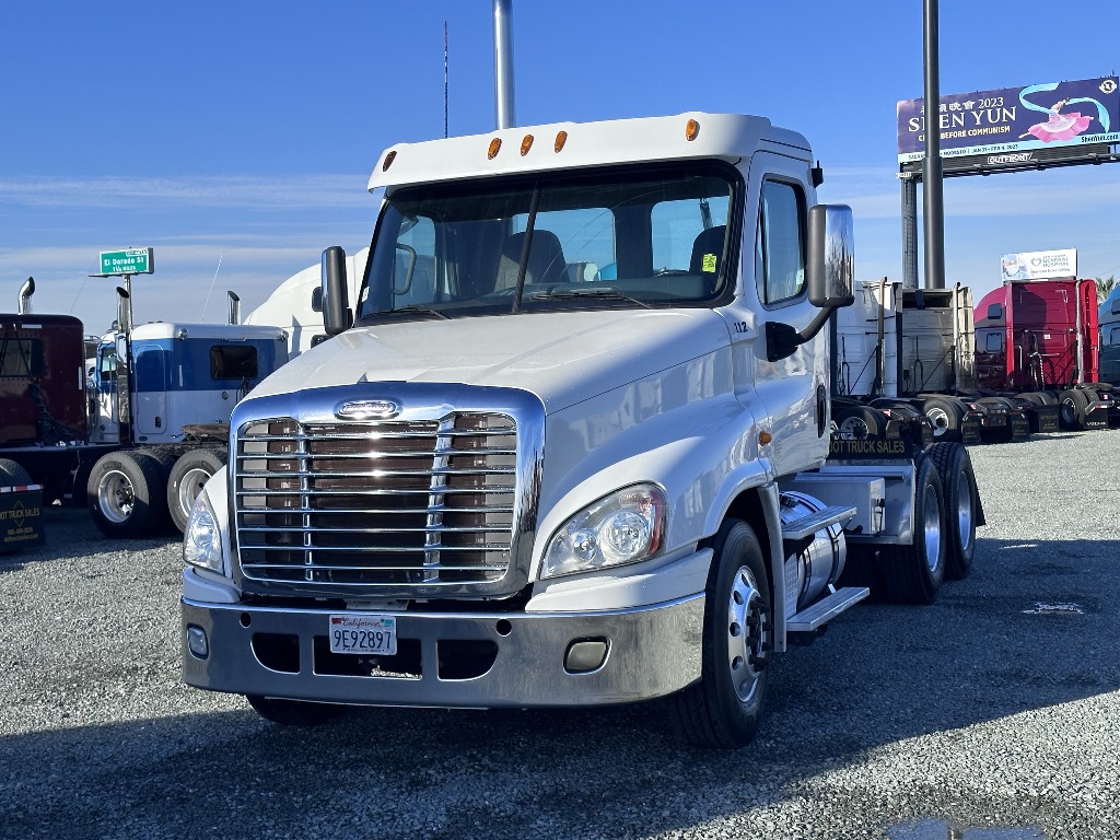 USED 2013 FREIGHTLINER CASCADIA DAYCAB TRUCK #2012