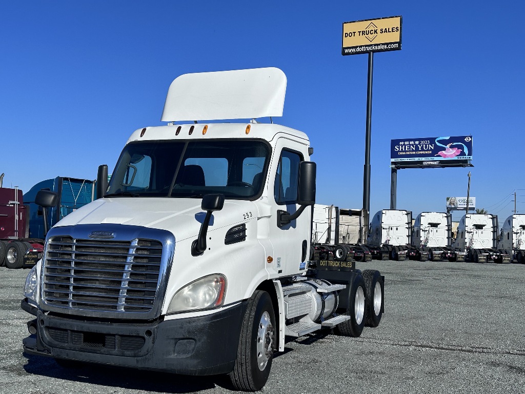 USED 2010 FREIGHTLINER CASCADIA CA113DC DAYCAB TRUCK #2013