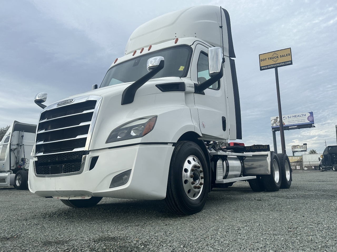 USED 2019 FREIGHTLINER CASCADIA DAYCAB TRUCK #2104