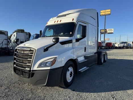 2019-freightliner-cascadia-126-sleeper #2333
