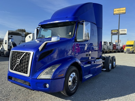 2018 VOLVO VNR64T400 Sleeper #2347