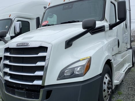 2021 FREIGHTLINER CASCADIA Single Axle Sleeper #2368 2021 FREIGHTLINER CASCADIA Single Axle Sleeper #2368