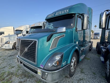 2016 VOLVO D13 Sleeper #2376 2016 VOLVO D13 Sleeper #2376