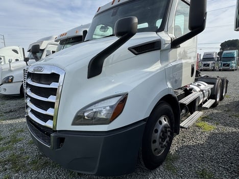 2019 FREIGHTLINER CASCADIA Daycab #2384 2019 FREIGHTLINER CASCADIA Daycab #2384