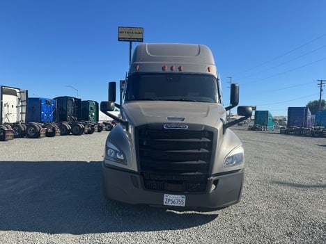 2022 FREIGHTLINER CASCADIA Sleeper #2427 2022 FREIGHTLINER CASCADIA Sleeper #2427