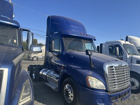 2017 FREIGHTLINER CASCADIA 125 Daycab #2430
