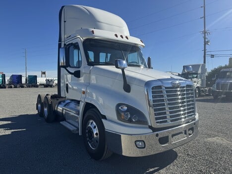 2019 FREIGHTLINER CASCADIA Daycab #2435 2019 FREIGHTLINER CASCADIA Daycab #2435