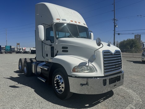 2015-mack-pinnacle-cxu613-daycab #2444