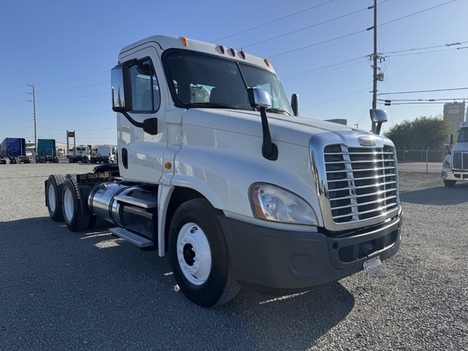 2014 FREIGHTLINER CASCADIA  CA125DC Daycab #2445