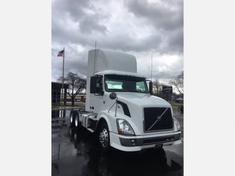 2011 VOLVO VNL64T300 Tandem Axle Daycab #1198