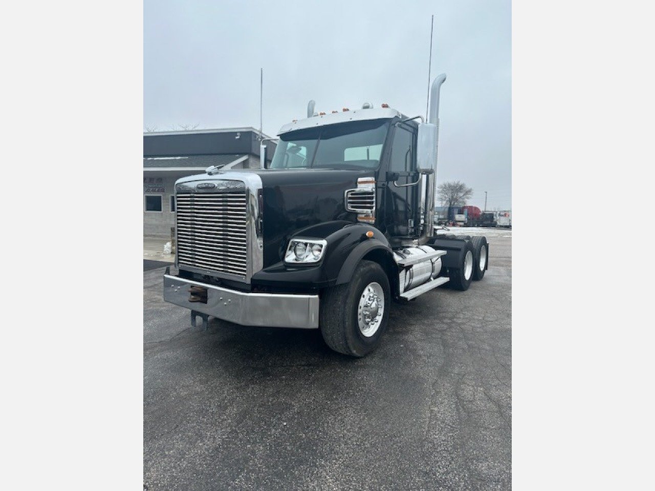 2019 FREIGHTLINER 122SD Tandem Axle Daycab #1