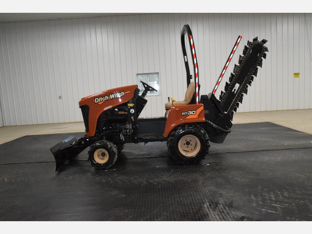 USED 2015 DITCH WITCH RT30 RIDE-ON TRENCHER EQUIPMENT #3765