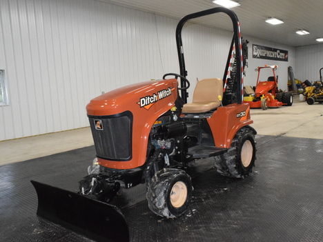 USED 2015 DITCH WITCH RT30 RIDE-ON TRENCHER EQUIPMENT #3765-2