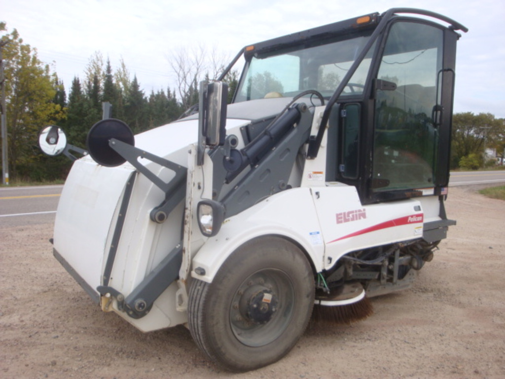 2010 ELGIN PELICAN SERIES NP SWEEPER FOR SALE #2401