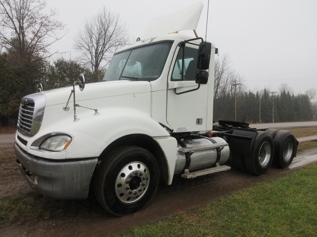2006 FREIGHTLINER Columbia (CL120064ST) Tandem Axle Daycab #1