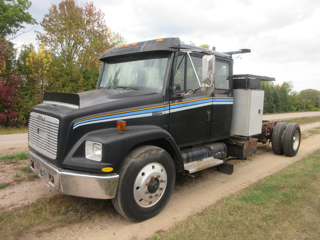 2001 FREIGHTLINER FL70 Cab Chassis Truck #1