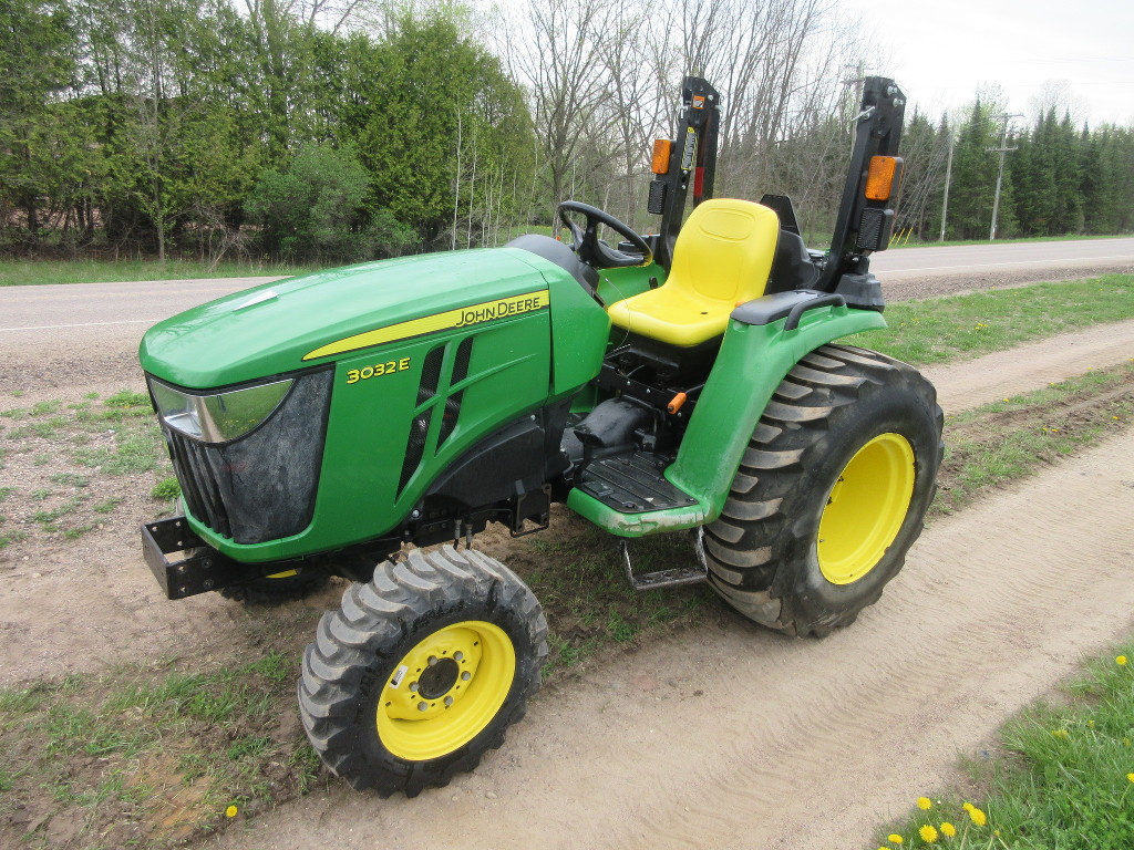 2019 JOHN DEERE 3032E Farm Tractor #1
