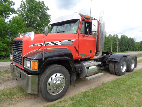 2001 MACK CH613 Daycab #4066