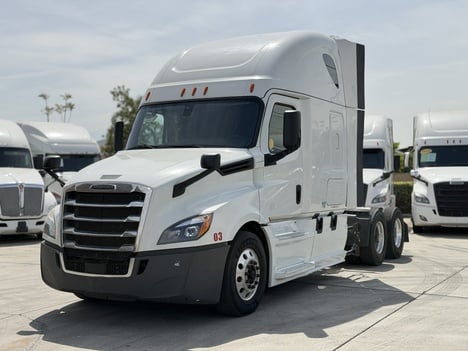 2018 FREIGHTLINER CASCADIA Tandem Axle Sleeper #1372