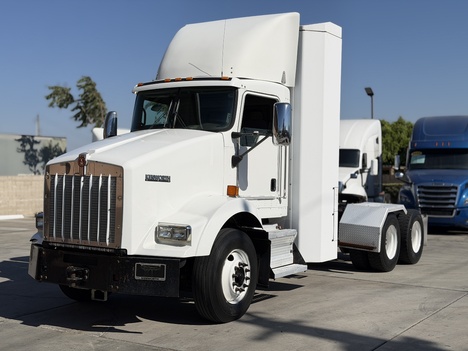 2014 KENWORTH T800 Tandem Axle Daycab #1398