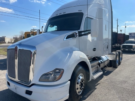 2015 KENWORTH T680 Tandem Axle Sleeper