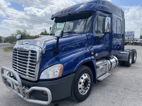 2018 FREIGHTLINER CASCADIA Tandem Axle Sleeper