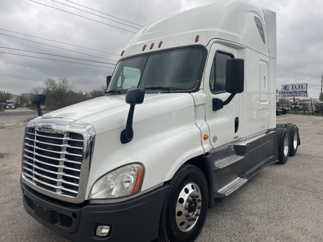 2016 FREIGHTLINER CASCADIA Tandem Axle Sleeper