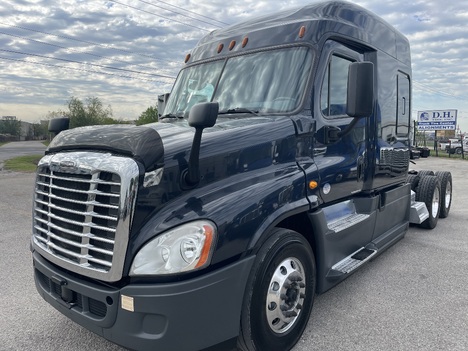 2017 FREIGHTLINER CASCADIA Tandem Axle Sleeper