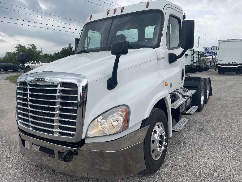 2016 FREIGHTLINER CASCADIA Tandem Axle Daycab #1