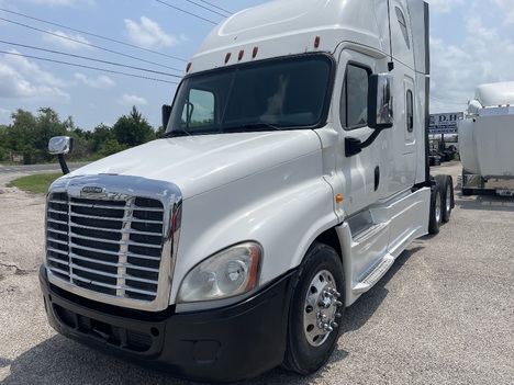 2013 FREIGHTLINER CASCADIA Tandem Axle Sleeper