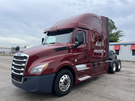 2018 FREIGHTLINER CASCADIA 126 Tandem Axle Sleeper