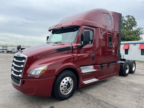 2018 FREIGHTLINER CASCADIA 126 Tandem Axle Sleeper