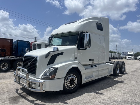 2016 VOLVO VNL 760 Tandem Axle Sleeper