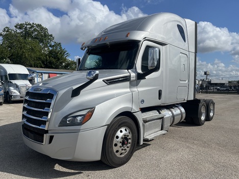 2019 FREIGHTLINER CASCADIA 126 Tandem Axle Sleeper