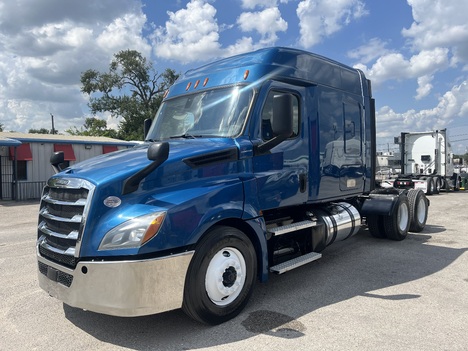 2020 FREIGHTLINER CASCADIA 126 Tandem Axle Sleeper