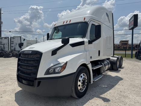 2019 FREIGHTLINER Cascadia 126 Tandem Axle Sleeper