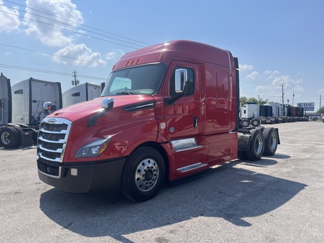 2019 FREIGHTLINER CASCADIA 126 Tandem Axle Sleeper