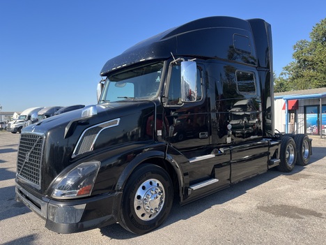 2015 VOLVO VNL760 Tandem Axle Sleeper