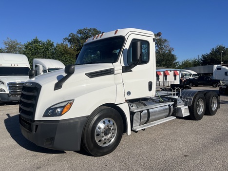 2019 FREIGHTLINER CASCADIA 126 Tandem Axle Sleeper