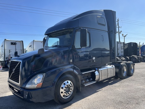 2016 VOLVO VNL670 Tandem Axle Sleeper