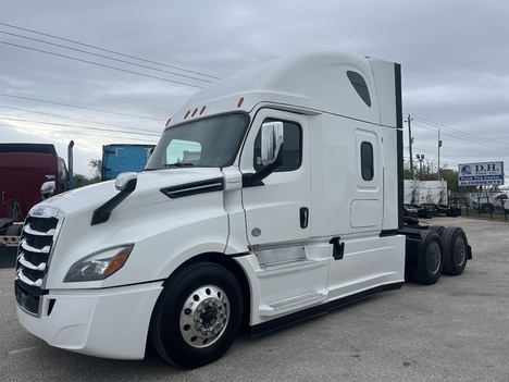 2019 FREIGHTLINER CASCADIA 126 Tandem Axle Sleeper