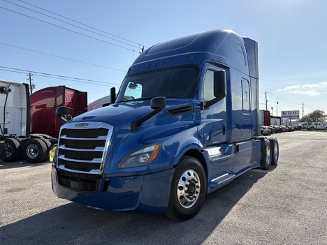 2019 FREIGHTLINER CASCADIA 126 Tandem Axle Sleeper