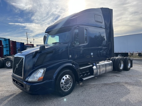 2016 VOLVO VNL670 Tandem Axle Sleeper