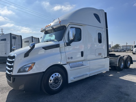 2020 FREIGHTLINER CASCADIA 126 Tandem Axle Sleeper #1717
