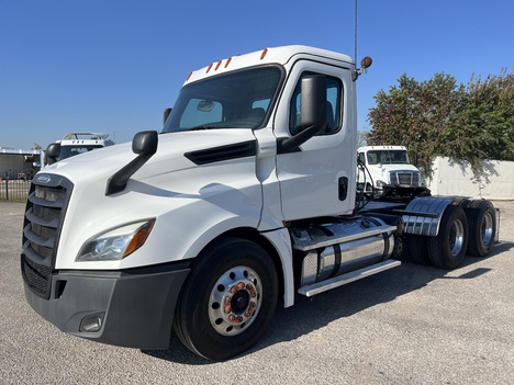 2019 FREIGHTLINER CASCADIA 126 Tandem Axle Sleeper #1720