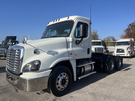 2018 FREIGHTLINER Cascadia 125 Tandem Axle Daycab