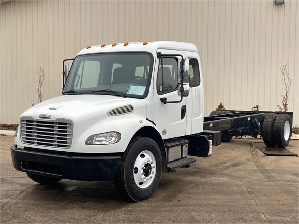2014 FREIGHTLINER BUSINESS CLASS M2 106 Cab Chassis Truck #1