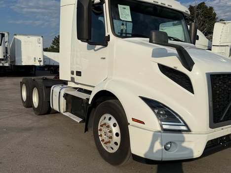 2021 VOLVO volvo Tri-Axle Daycab #1018