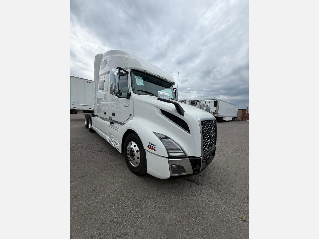 2023 VOLVO VNL760 Tri-Axle Sleeper #1 2023 VOLVO VNL760 Tri-Axle Sleeper #1